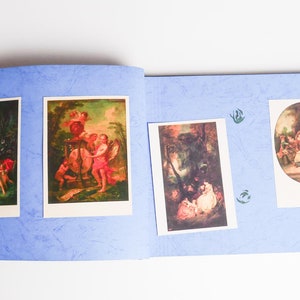 Álbum de fotos vintage repleto de cartões postais de arte vintage, muitos cartões postais