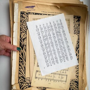 Lotto di 25 pagine di musica antica vintage, fogli, carta effimera per arte e artigianato, scrapbooking, note musicali di carta, documenti N7