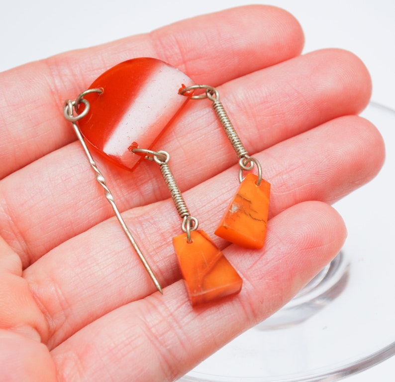 DZ Vintage antique small pin Brooch with pressed Baltic amber connector and natural amber charms