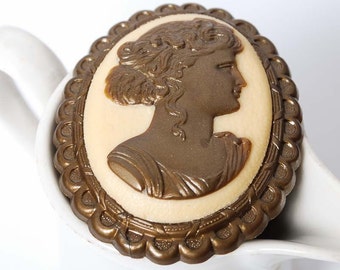 Vintage Plastic Cameo Brooch (BZ035)