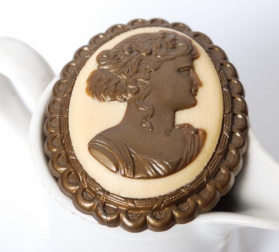 ヴィンテージ プラスチック カメオ ブローチ (BZ035) - Etsy 日本