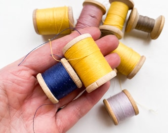 Juego de 10 bobinas de madera antiguas vintage con hilo de algodón original, retro 1950-1960, carretes