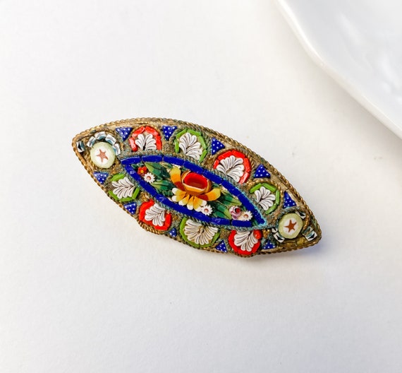 Broche Antique en Micro Mosaïque : Design Floral en Verre, Italie, 1920s en Laiton - France