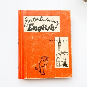 Vintage boek op klein formaat, Entertaining English, Riga 1962, kortstondige papieren, kunst en ambacht, met Letse handgeschreven notities. Gesprekken