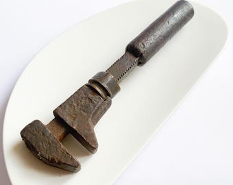Antique European Monkey Wrench, Adjustable Pipe Wrench, Forged Iron, 22 cm, Vintage Hand Tool, 19th–20th Century