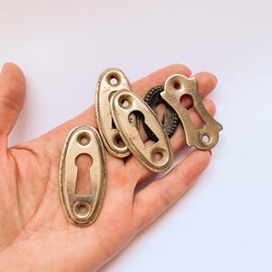 Set van 5 antieke metalen sleutelgatrozet kastdeur, beslag, meubelstuk, originele donkere en rustieke patina