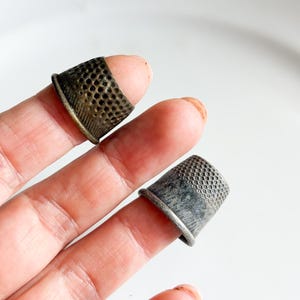 Set med 2 antika metallfänger, mässing och vit metall