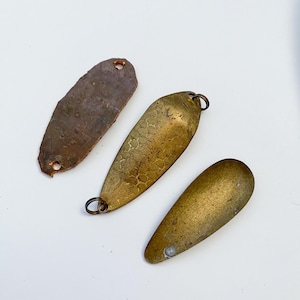 Set von 3 antiken, Vintage massiv Messing Angellöffel Köder locken, Anhänger, Charme, alte dunkle Patina