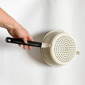 Antik vintage gammal emalj metall durkslag 1960-talet, Heminredning, Rustikt köksredskap för matlagning