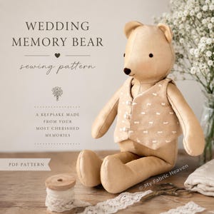 Può includere: Un orsacchiotto beige con gilet fantasia, parte di un modello di cucito "Wedding Memory Bear". L'immagine include il testo: "A Keepsake Made From Your Most Cherished Memories" e "PDF Pattern". Una bobina di filo e pizzo in primo piano.
