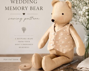 Puede incluir: Un oso de peluche beige con chaleco estampado, parte de un patrón de costura "Wedding Memory Bear". La imagen incluye texto: "A Keepsake Made From Your Most Cherished Memories" y "PDF Pattern". Un carrete de hilo y encaje en primer plano.