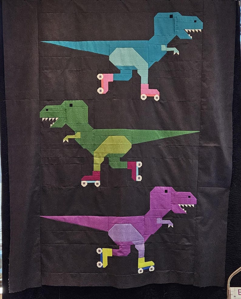 以下が含まれることがあります： 黒い持ち手と「But first, coffee」の手書き風の文字が入った白いセラミックマグ。白い表面に置かれています。