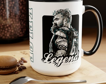 Jason Kelce „Legend“ Eagles Center #62 Tribute-Tasse – künstlerisches handgezeichnetes Porträt, 15 oz zweifarbige Keramik, Geschenk für NFL- und New Heights-Fans