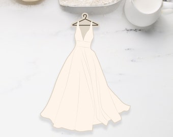 Pode incluir: Um vestido de noiva branco com decote em V e saia cheia. O vestido está pendurado em um cabide.