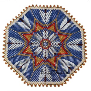 Peut inclure: Une mandala en perles bleues, blanches, dorées et rouges avec un motif en étoile. La mandala est octogonale et possède une bordure en perles.