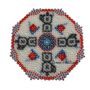 Könnte beinhalten: Ein weißer Perlenuntersetzer mit einem geometrischen Muster in Schwarz, Rot und Blau. Der Untersetzer hat einen gewellten Rand und der Text "linea creativa" ist in der unteren rechten Ecke sichtbar.