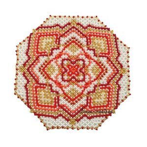 Pode incluir: Um descanso de copo de contas brancas, vermelhas e douradas com um padrão geométrico. O descanso de copo é octogonal e tem uma franja de contas ao redor da borda.