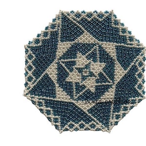 Peut inclure: Un dessous de verre en perles bleu et blanc avec un motif en étoile. Le dessous de verre est fait de petites perles rondes cousues ensemble pour créer un motif géométrique.