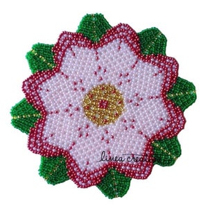 Può includere: Un fiore rosa con foglie di perline rosse e verdi. Il fiore ha un centro giallo con perline dorate. Il fiore è fatto di perline ed è un progetto artigianale.