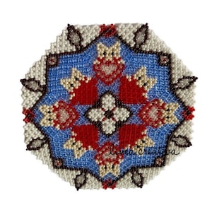 Pode incluir: Um mandala de contas com fundo azul e detalhes em vermelho, branco e marrom. O mandala é feito de contas pequenas e tem um padrão geométrico.