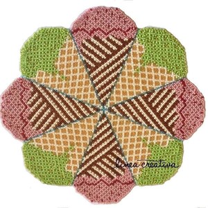 Pode incluir: Um descanso de copo de contas coloridas com um design geométrico. O descanso de copo é feito de contas rosa, verdes, marrons e brancas. O centro do descanso de copo apresenta um padrão de estrela.