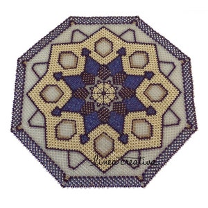 Peut inclure: Set de table octogonal en perles avec un motif géométrique dans les tons de violet, or et blanc. Le motif présente une étoile centrale avec une étoile plus petite au centre. Le set de table est entouré d'une bordure de perles violettes.