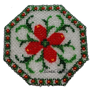 Op de afbeelding: Een witte kralenonderzetter met een rood bloemenontwerp en groene bladeren. De onderzetter heeft een gegolfde rand met een rand van rode en groene kralen.