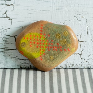 Pequeño espejo de bolsillo de madera pintado a mano con motivos abstractos (puntos de color amarillo neón)