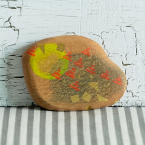 Pequeño espejo de bolsillo de madera pintado a mano con motivos abstractos (triángulo amarillo neón)