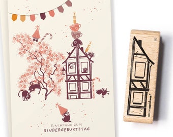 Puede incluir: Una tarjeta de invitación colorida con una ilustración de una casa y un pastel de cumpleaños en la parte superior. La tarjeta dice "Einladung zum Kindergeburtstag", que se traduce como "Invitación a una fiesta de cumpleaños infantil".
