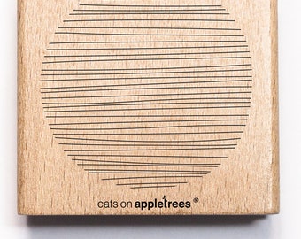 Könnte beinhalten: Quadratischer Untersetzer aus hellem Holz. Er zeigt ein stilisiertes schwarzes Sonnendesign aus horizontalen Linien. Der Text "cats on appletrees" ist in Schwarz in der unteren rechten Ecke aufgedruckt.