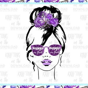 Puede incluir: Ilustraci&oacute;n en blanco y negro de una mujer con mo&ntilde;o, con gafas de sol moradas con el texto "Younique on fleek!". Tiene labios morados y una flor morada en el pelo. Dise&ntilde;o digital.