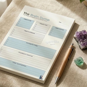 Peut inclure: Ensemble de trois tasses en céramique avec une finition mate et mouchetée. Les tasses sont de couleur crème, gris clair et gris foncé. Chaque tasse a un design simple et minimaliste avec une anse arrondie.