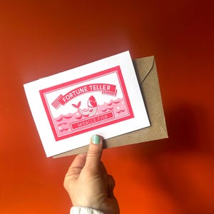 Cartão de impressão de riso de peixe milagroso / brinquedo de arte de biscoito de kitsch de cartomante / impressão de riso / risografia / cartão em branco / envelope kraft / cartão de felicitações