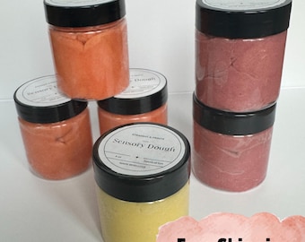 Ideia de presente com massinha sensorial para crianças que buscam estímulos sensoriais. Presente artesanal de massinha de modelar.