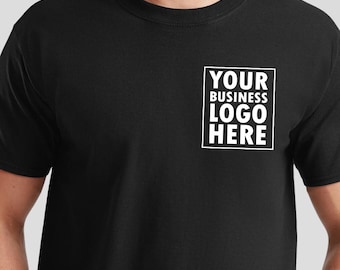 Könnte beinhalten: Schwarzes T-Shirt mit Rundhalsausschnitt und dem Text "YOUR BUSINESS LOGO HERE" in einem weißen Rechteck auf der linken Brust. Das Shirt ist schlicht und scheint aus Baumwolle zu sein.