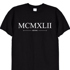 Nata nel 1942 T Shirt di compleanno in numeri romani, 80th Bday Colore Nero o Bianco, 81st Tee Top Idee Regalo TShirt, Uomini o Donne Unisex, 6112