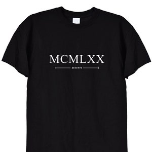 T Camicia di compleanno nata nel 1970 in numeri romani, colore bianco o nero, 51 ° Bday 52 ° Tee Top Gifts Ideas TShirt, Uomo o Donna Unisex, 525