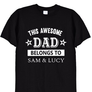 Gepersonaliseerd 'This Awesome Dad' T-Shirt - Cozy Cotton - Hand Printed in the UK - Funny & Cool Verjaardag, Vaderdag of Kerstcadeau - 646