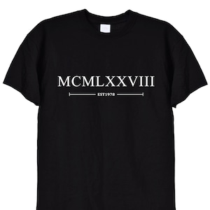 Nata nel 1978 T Shirt di compleanno in numeri romani, colore bianco o nero, 43 ° Bday 44th Tee Top Gifts Ideas TShirt, Uomo o Donna Unisex, 516