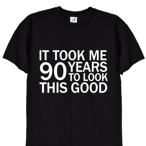 Het kostte me 90 jaar om er goed uit te zien grappig T-shirt, 90e verjaardag cadeaus T-shirt voor mannen of vrouwen, moeder of vader kaartmokken knorrige oude man, 160