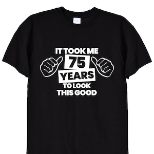 Het kostte me 75 jaar om er goed uit te zien T-shirt, grappige handen 75e verjaardag cadeaus T-shirt voor mannen of vrouwen, moeder, vader, opa Card Old Man, 457