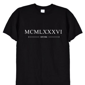Nata nel 1986 t-shirt di compleanno in numeri romani, colore bianco o nero, 35 ° Bday 36th Tee Top Gifts Ideas TShirt, Uomo o Donna Unisex, 508