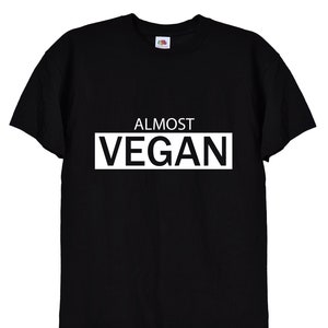 T camicia divertente quasi vegana, regali a base vegetale per vegani Camicie vegetariane uomo e donna Top Tee Jumper Mug Pin, Scatola di cioccolato Vegen, 31