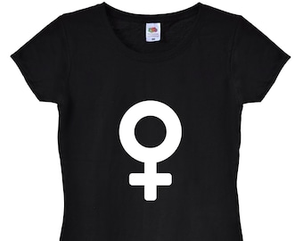 Puede incluir: Una camiseta negra con un símbolo femenino blanco impreso en la parte delantera.