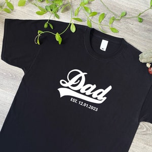 T-shirt personnalisé « Papa » - Coton douillet - Imprimé à la main au Royaume-Uni - Cadeau sympa d'anniversaire, de fête des pères ou de Noël - 641