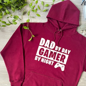 Papa par jour Gamer par nuit Sweat à capuche, idée de cadeau de jeu pour la fête des pères cool, cadeau à thème meilleur papa papa jamais drôle, t-shirt pull de tasse, 550