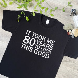 Het kostte me 80 jaar om er goed uit te zien grappig T-shirt, 80e verjaardagscadeaus voor mannen of vrouwen, mama of papa kaartmokken knorrige oude man T-shirt, 159