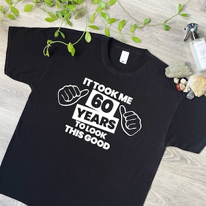 T-shirt per festa di compleanno 60 ANNI NON VUOLE DIRE VECCHIO