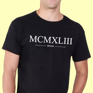 Nata nel 1943 Maglietta Compleanno in Numeri Romani, 80° Bday Colore Nero o Bianco, 81°, 82° T-shirt Idee Regali TShirt, Uomo o Donna Unisex, 611